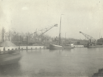 407003 Gezicht op de kade met havenkranen langs het Merwedekanaal te Zuilen van de N.V. Nederlandse Staalfabrieken ...